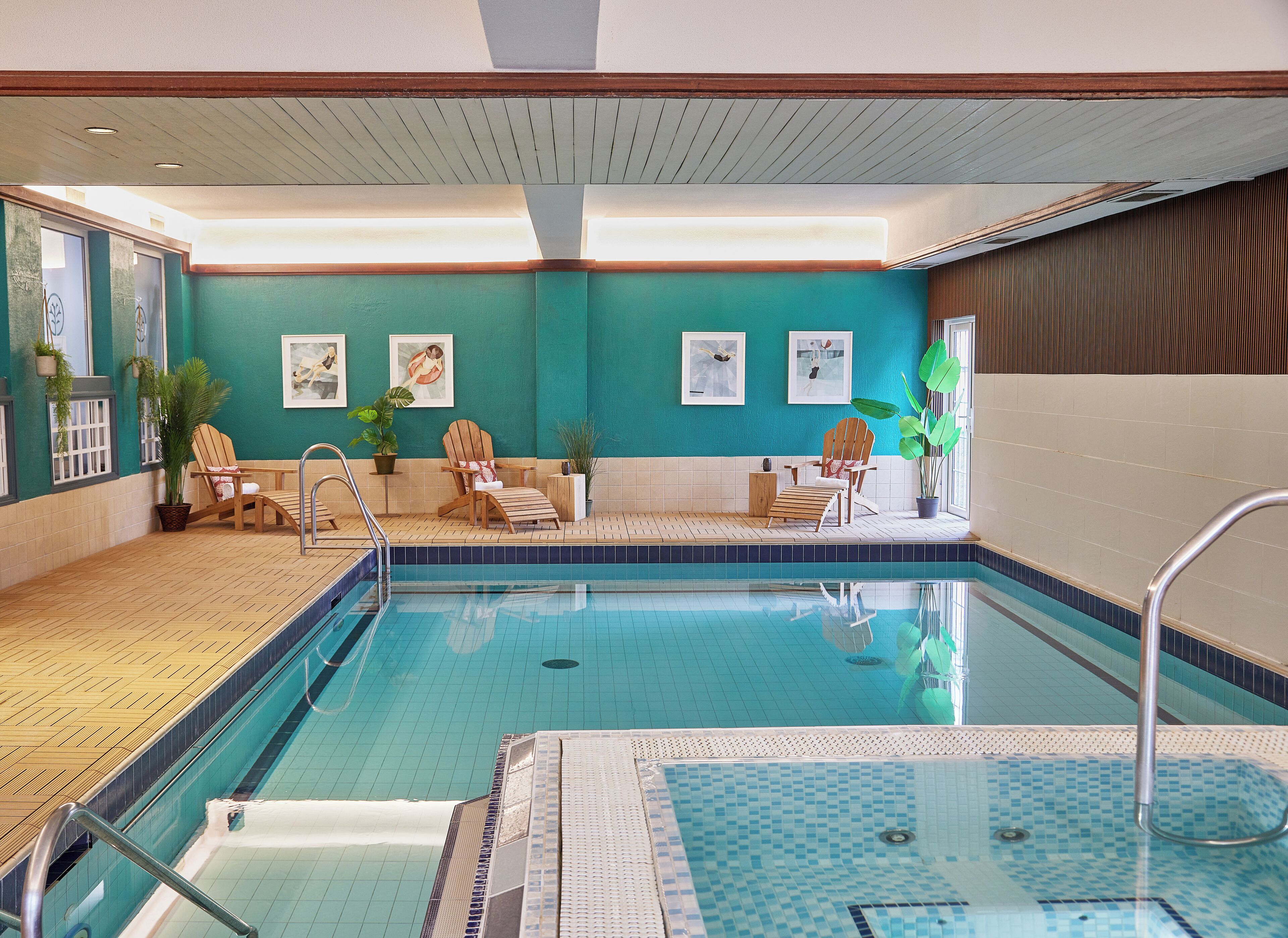 Una piscina cubierta