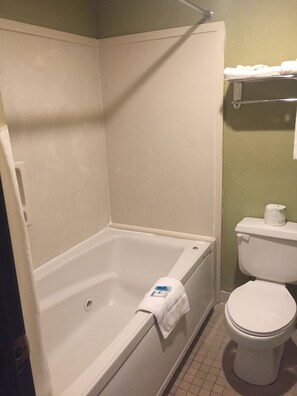 Combined shower/bathtub, hair dryer, towels - Rodeway Inn & Suites Smyrna - Nashville Area (Smyrna)