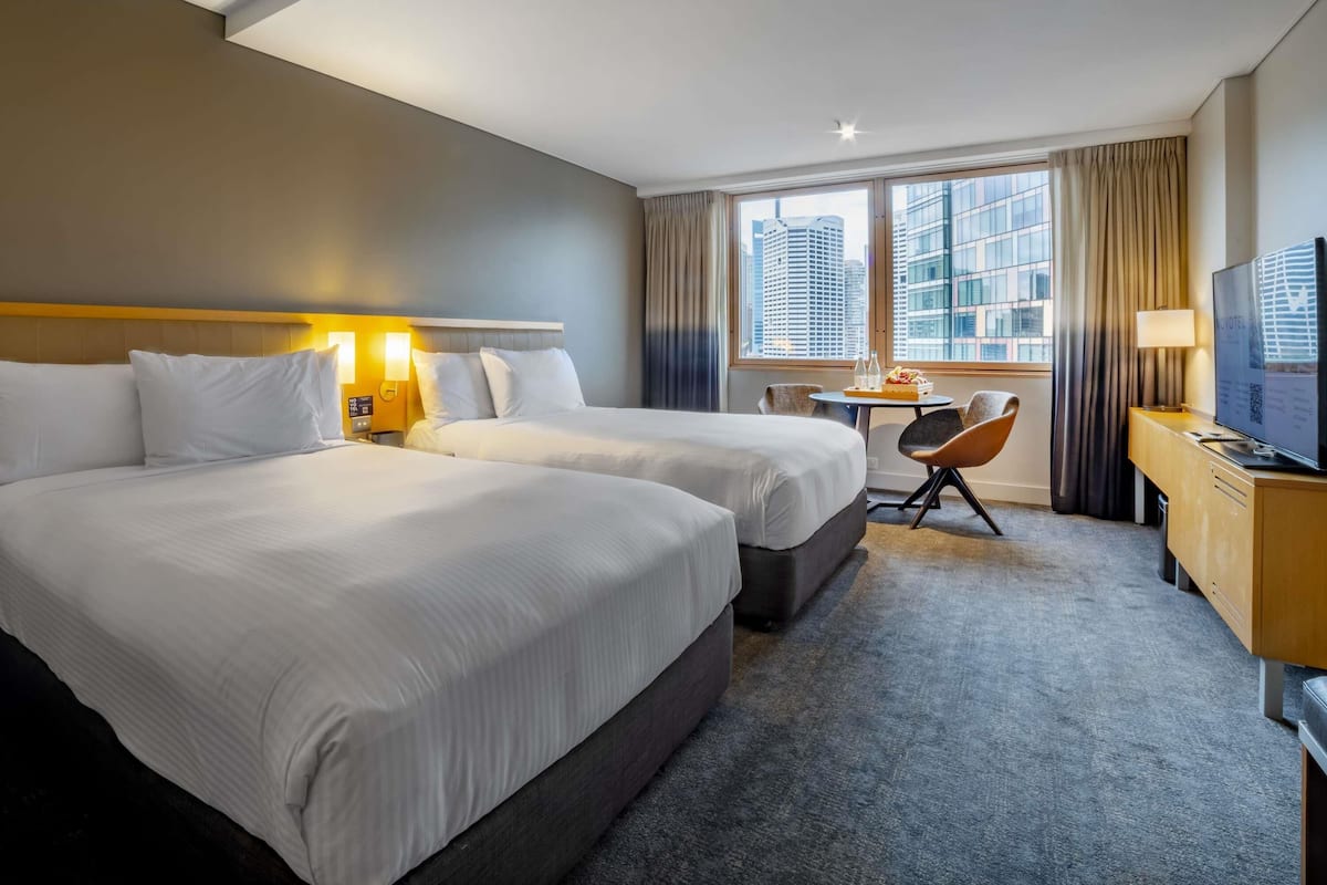 Deluxe-Doppelzimmer, 2 Doppelbetten (City Skyline) | 1 Schlafzimmer, Zimmersafe, Schreibtisch, Verdunkelungsvorhänge
