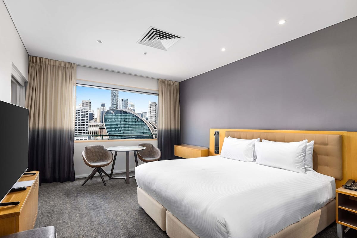 Executive Suite, 1 Bedroom | 1 bilik tidur, peti besi dalam bilik, meja, langsir/tirai gelap terus