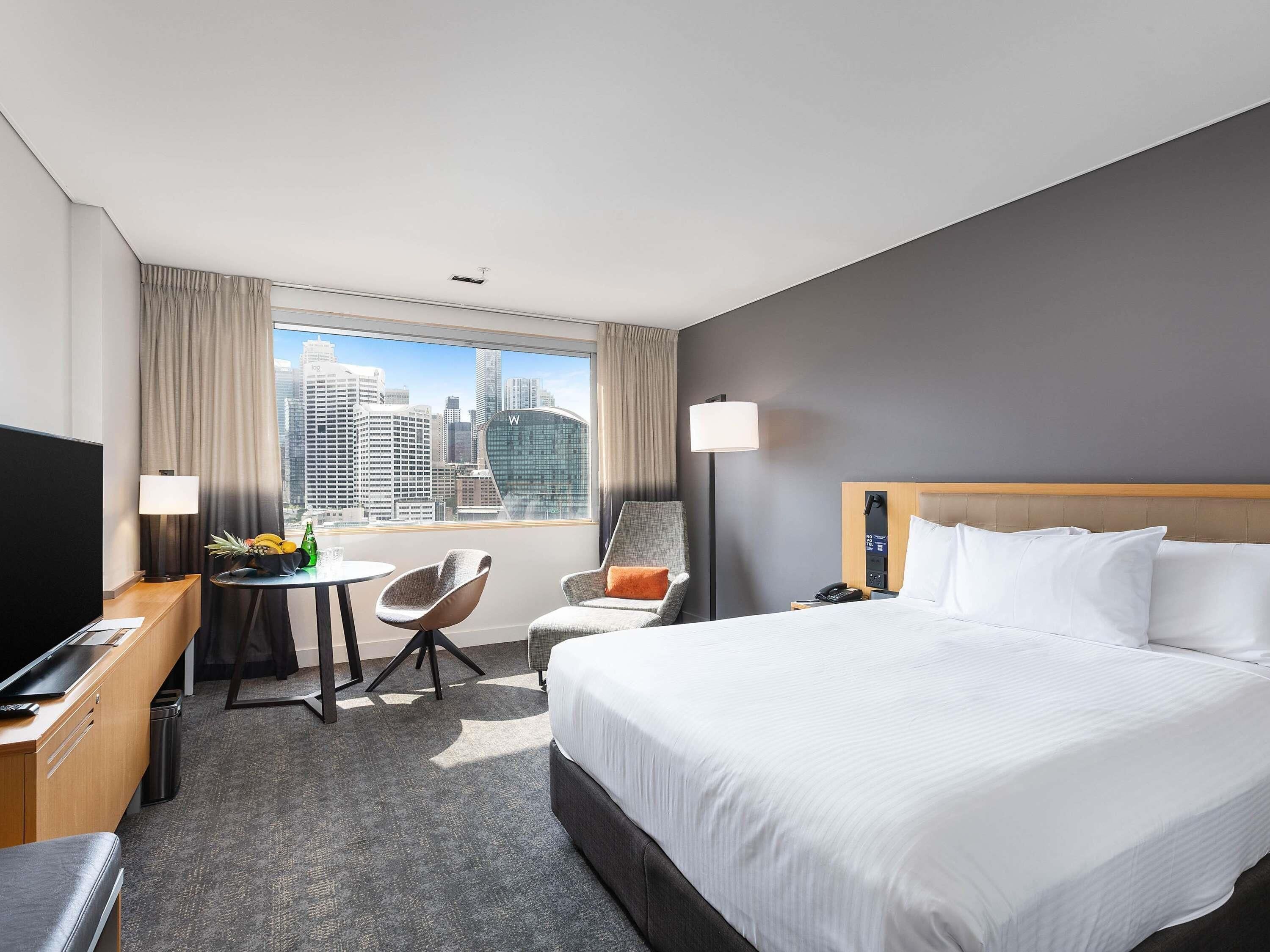Executive-rum - 1 queensize-säng (Darling Harbour Facing) | Värdeförvaringsskåp på rummet, skrivbord och mörkläggningsgardiner