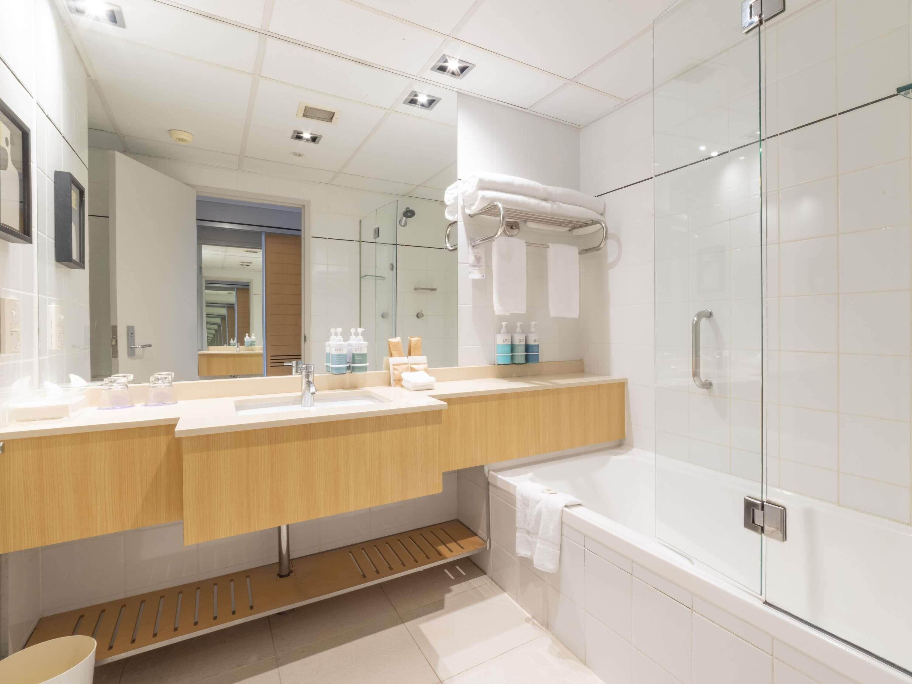 객실 내 금고, 책상, 암막 커튼, 방음 설비