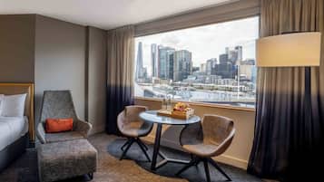 Rom – executive, 1 queensize-seng (Darling Harbour Facing) | Safe på rommet, skrivebord, blendingsgardiner og lydisolert
