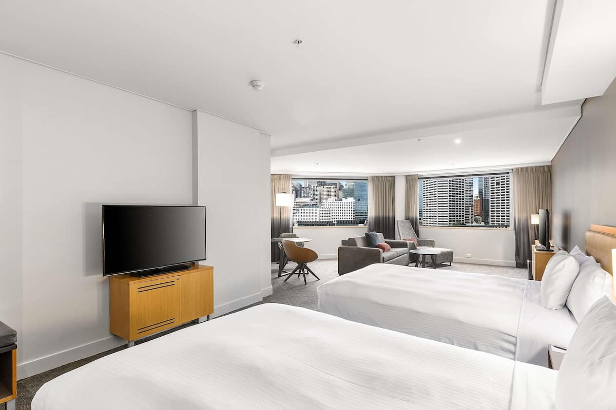Executive Suite, 2 Katil Kelamin (Double) (Darling Harbour Facing) | 1 bilik tidur, peti besi dalam bilik, meja, langsir/tirai gelap terus
