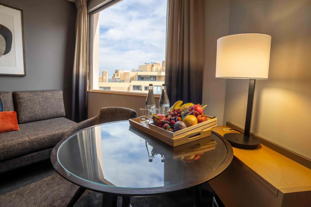 1 bilik tidur, peti besi dalam bilik, meja, langsir/tirai gelap terus