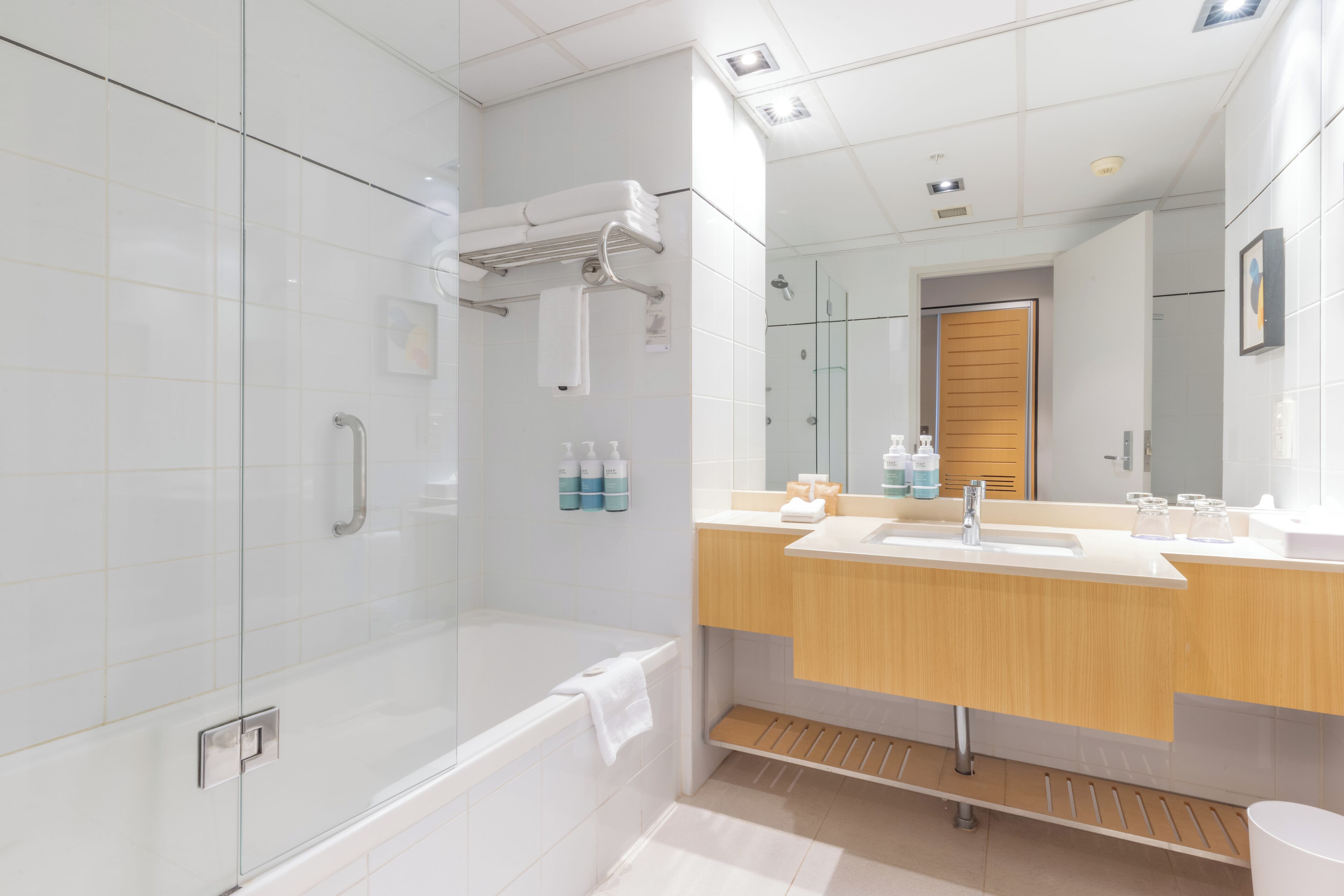 executive suite, 1 double bed (darling harbour facing) | bathroom | combined shower/bathtub, eco-friendly toiletries, hair dryer, towels