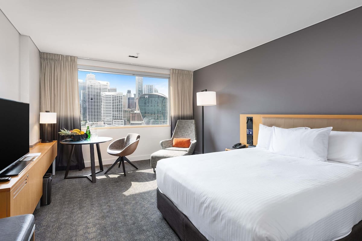 Executive-Zimmer, 1 Queen-Bett (Darling Harbour Facing) | 1 Schlafzimmer, Zimmersafe, Schreibtisch, Verdunkelungsvorhänge
