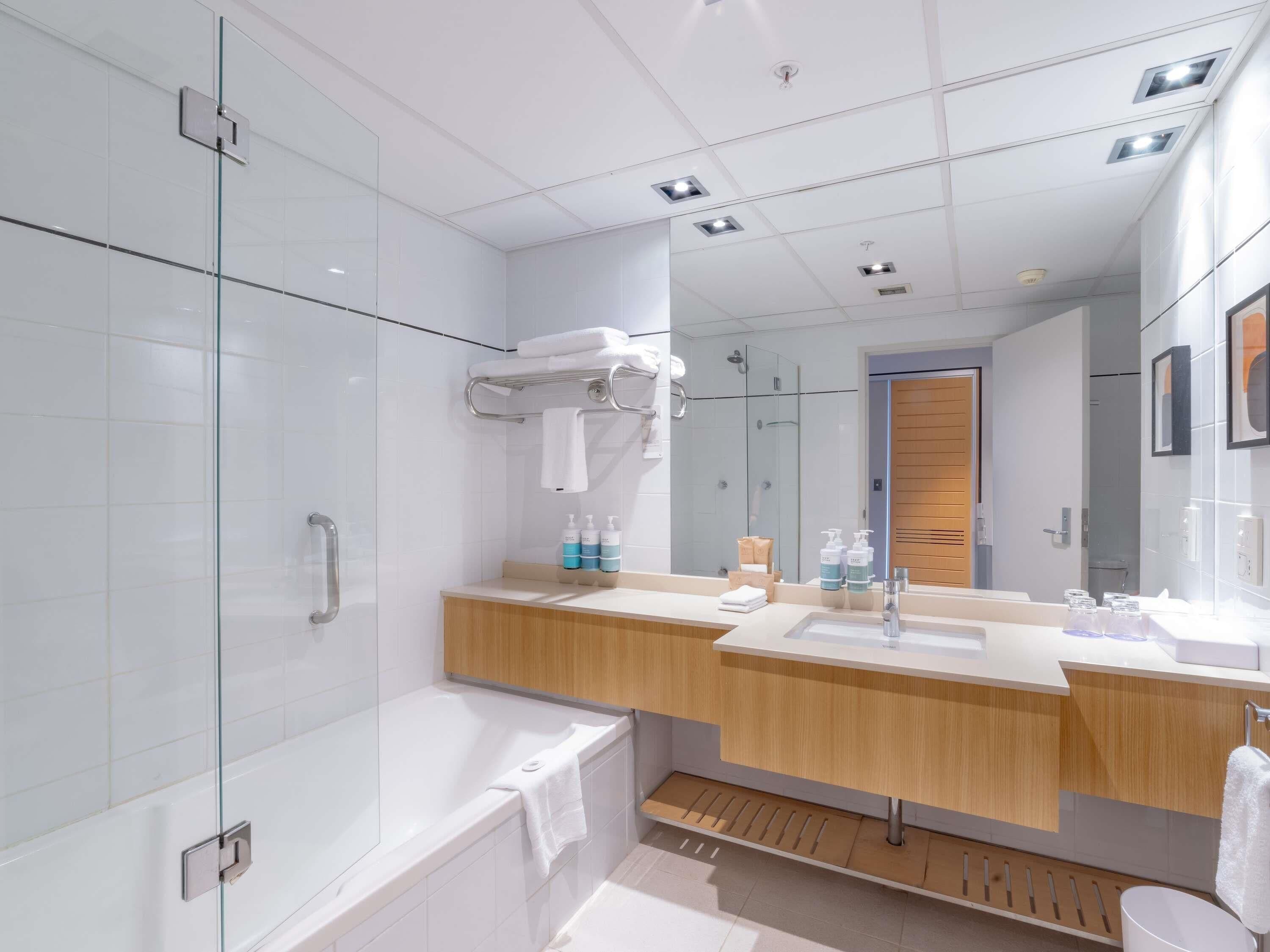 객실 내 금고, 책상, 암막 커튼, 방음 설비