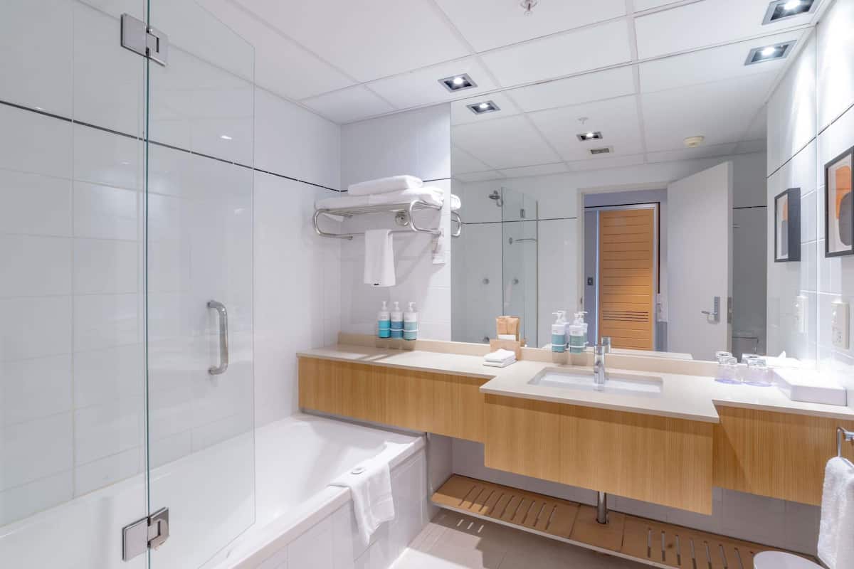 1 bilik tidur, peti besi dalam bilik, meja, langsir/tirai gelap terus