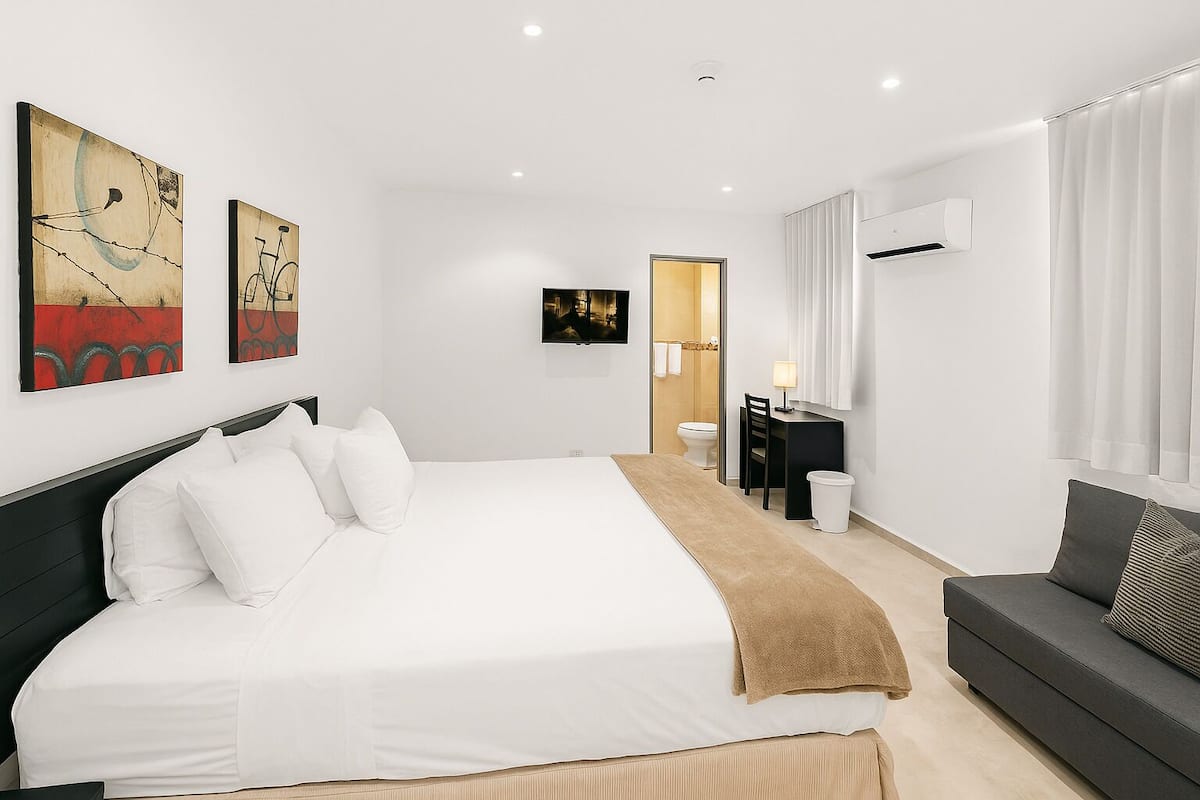 Standard Room, 1 Queen Bed | In-room safe, individually decorated, desk, blackout curtains