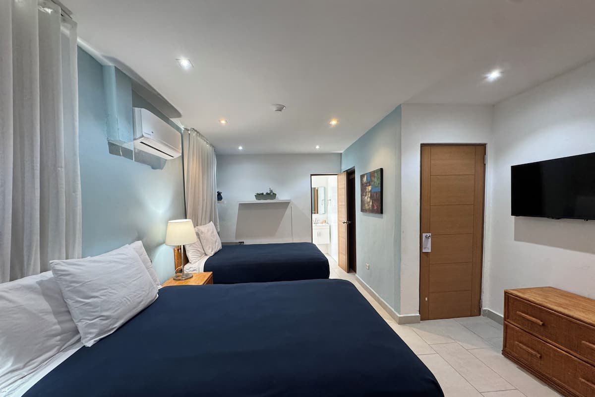 Kahden hengen standard-huone, 2 parisänkyä | Tallelokero huoneessa, yksilöllisesti sisustettu, työpöytä