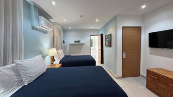 Standard-Doppelzimmer, 2 Doppelbetten | Zimmersafe, individuell dekoriert, Schreibtisch, Verdunkelungsvorhänge