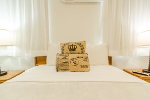 Habitación estándar, 1 cama de matrimonio | Caja fuerte, decoración individual, escritorio y cortinas opacas