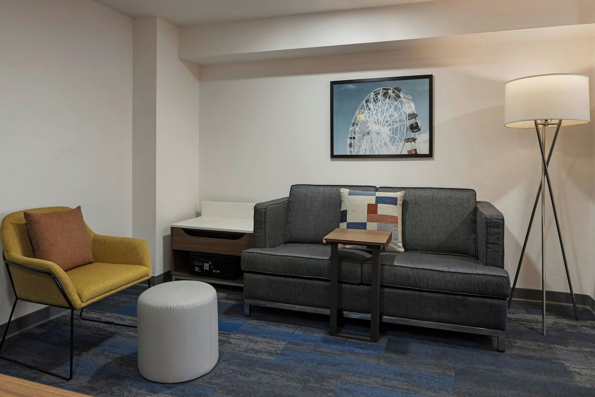 Sengetøy av topp kvalitet, senger med overmadrass og safe på rommet