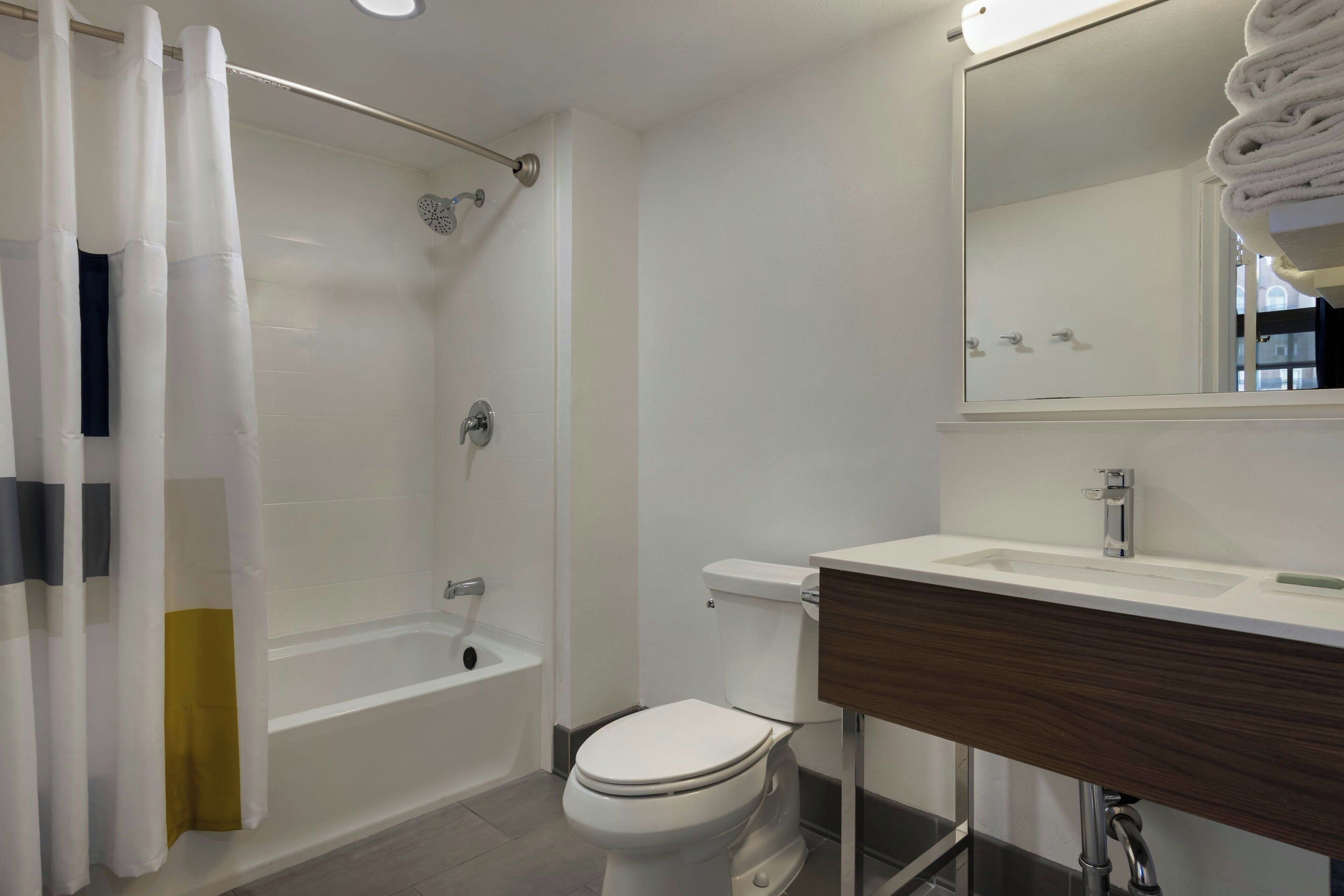 Quarto, várias camas | Banheiro | Produtos de toalete grátis, secador de cabelo, toalhas de banho 