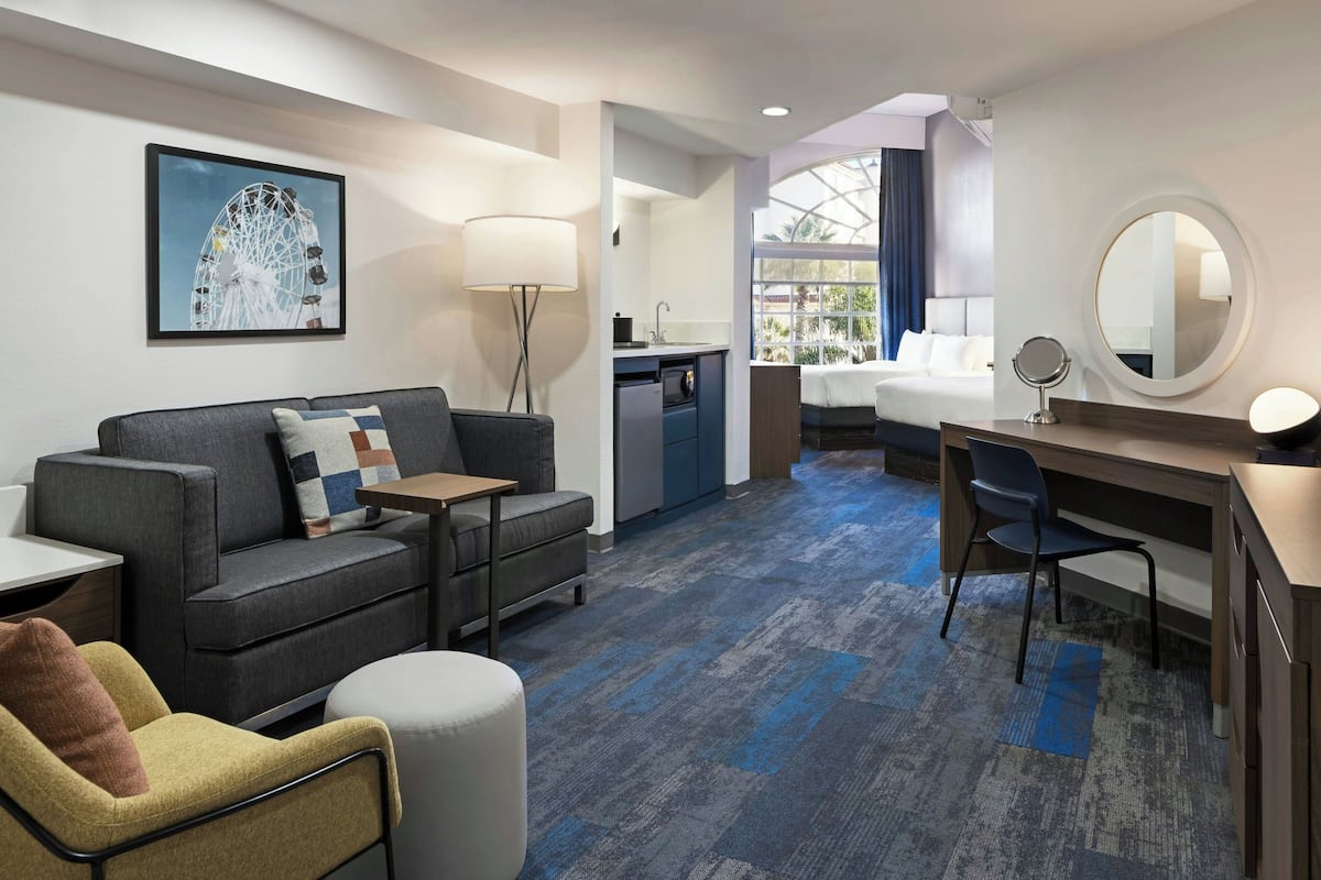 Suite, flere senger | Sengetøy av topp kvalitet, senger med overmadrass og safe på rommet