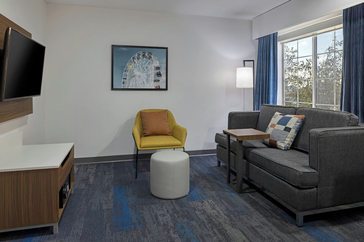 스위트, 침실 1개 | 고급 침구, 필로우탑 침대, 객실 내 금고, 암막 커튼