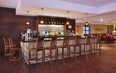 Pub, restaurante con mesas al aire libre, abre todos los días. Saint John Harbourfront Hotel