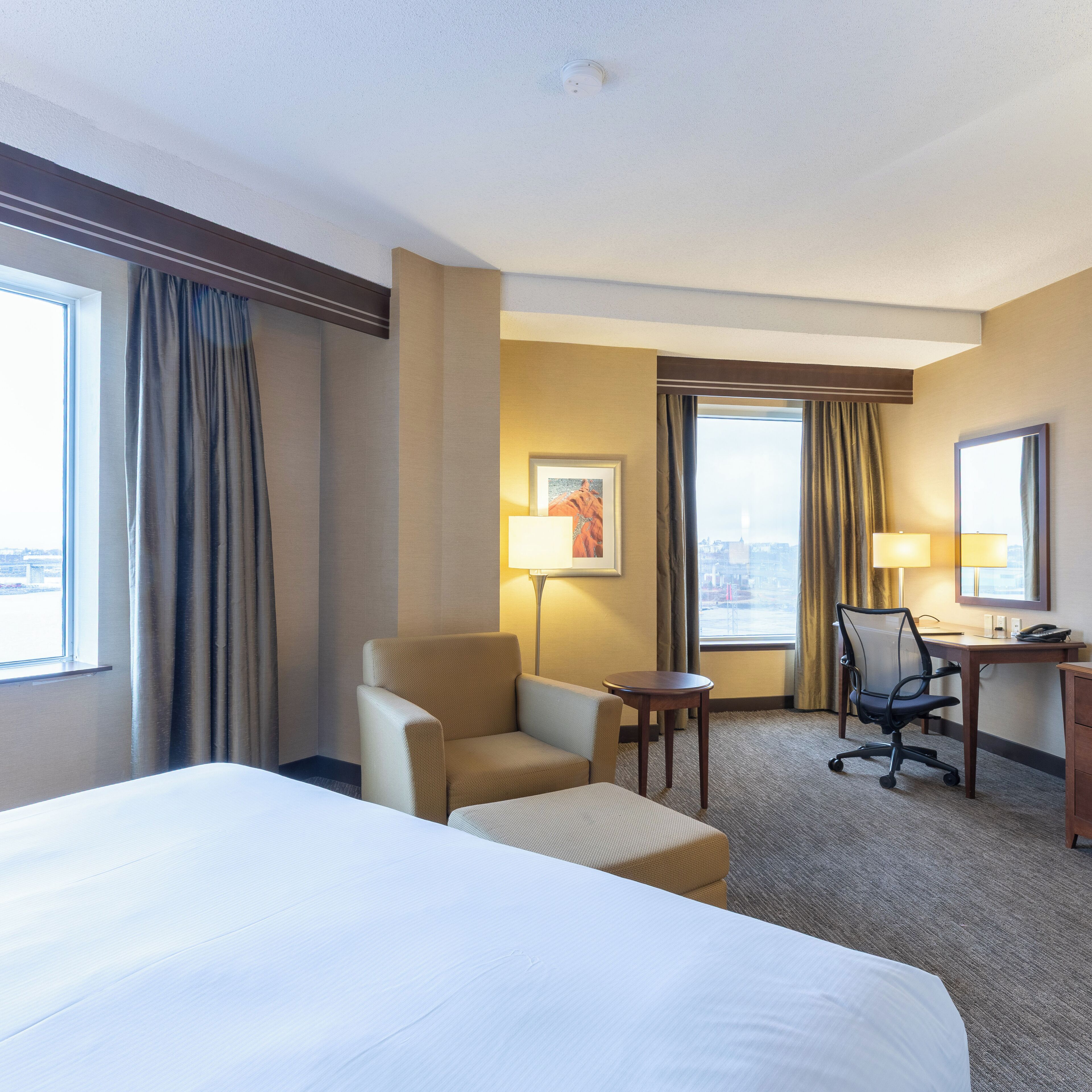 Premium bedding, in-room safe, desk, laptop workspace