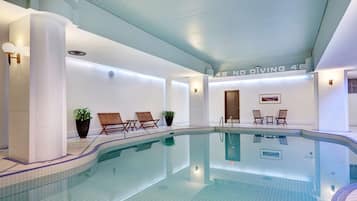 Una piscina cubierta