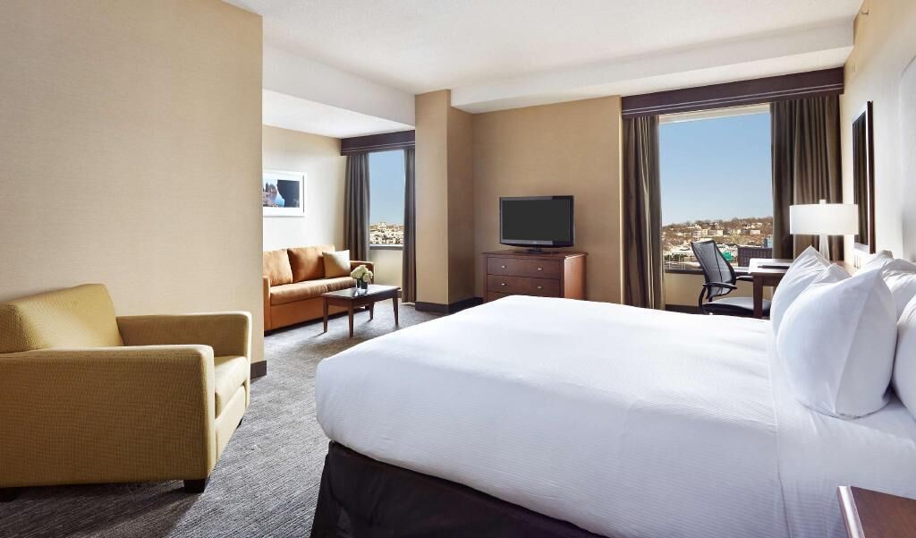 Literie de qualité, coffre-fort, bureau