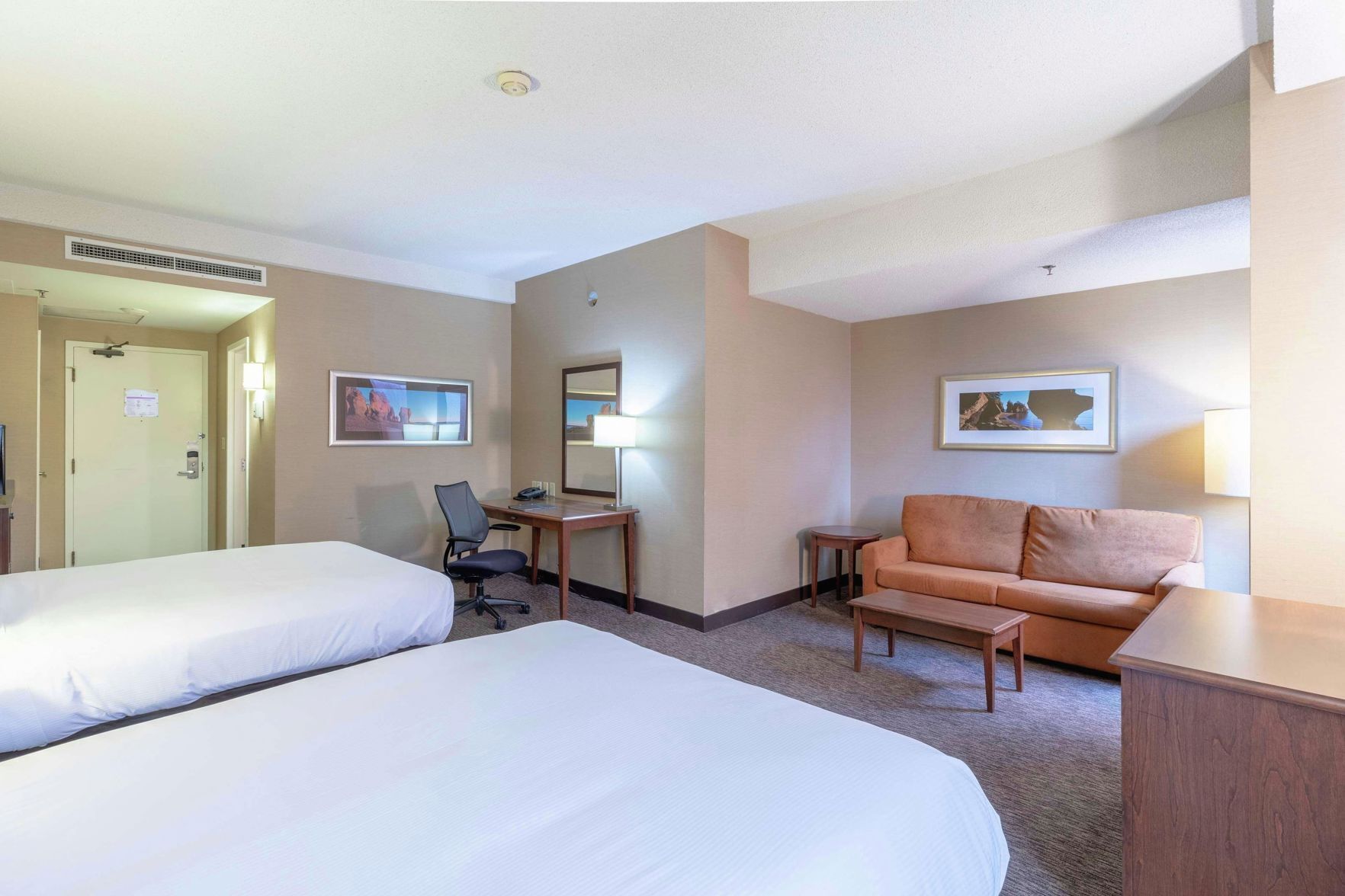 Premium bedding, in-room safe, desk, laptop workspace