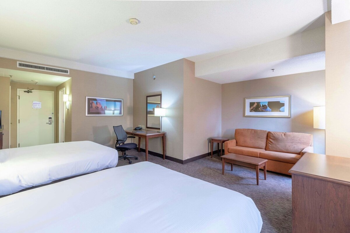 Premium bedding, in-room safe, desk, laptop workspace