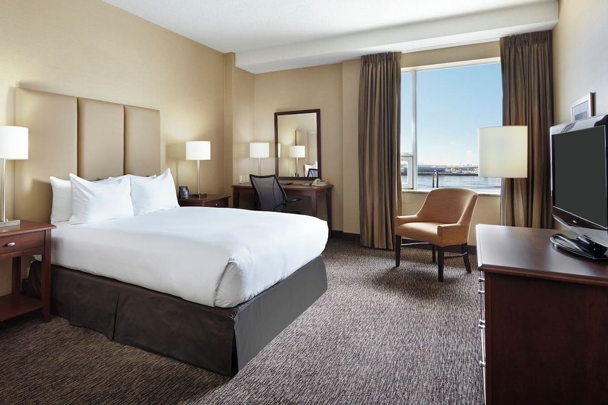 Habitació estàndard, 1 llit de matrimoni, no fumadors, vistes al port | Roba de llit d'alta qualitat, caixa forta a l'habitació i escriptori