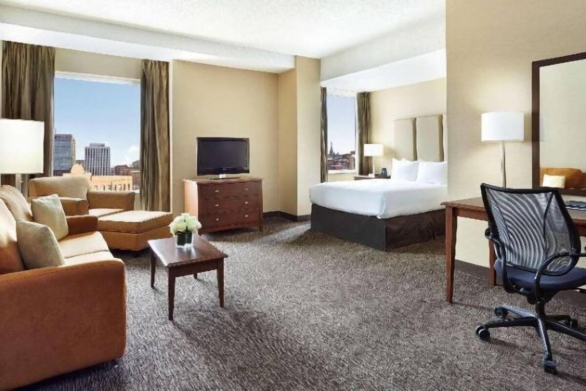 Premium bedding, in-room safe, desk, iron/ironing board