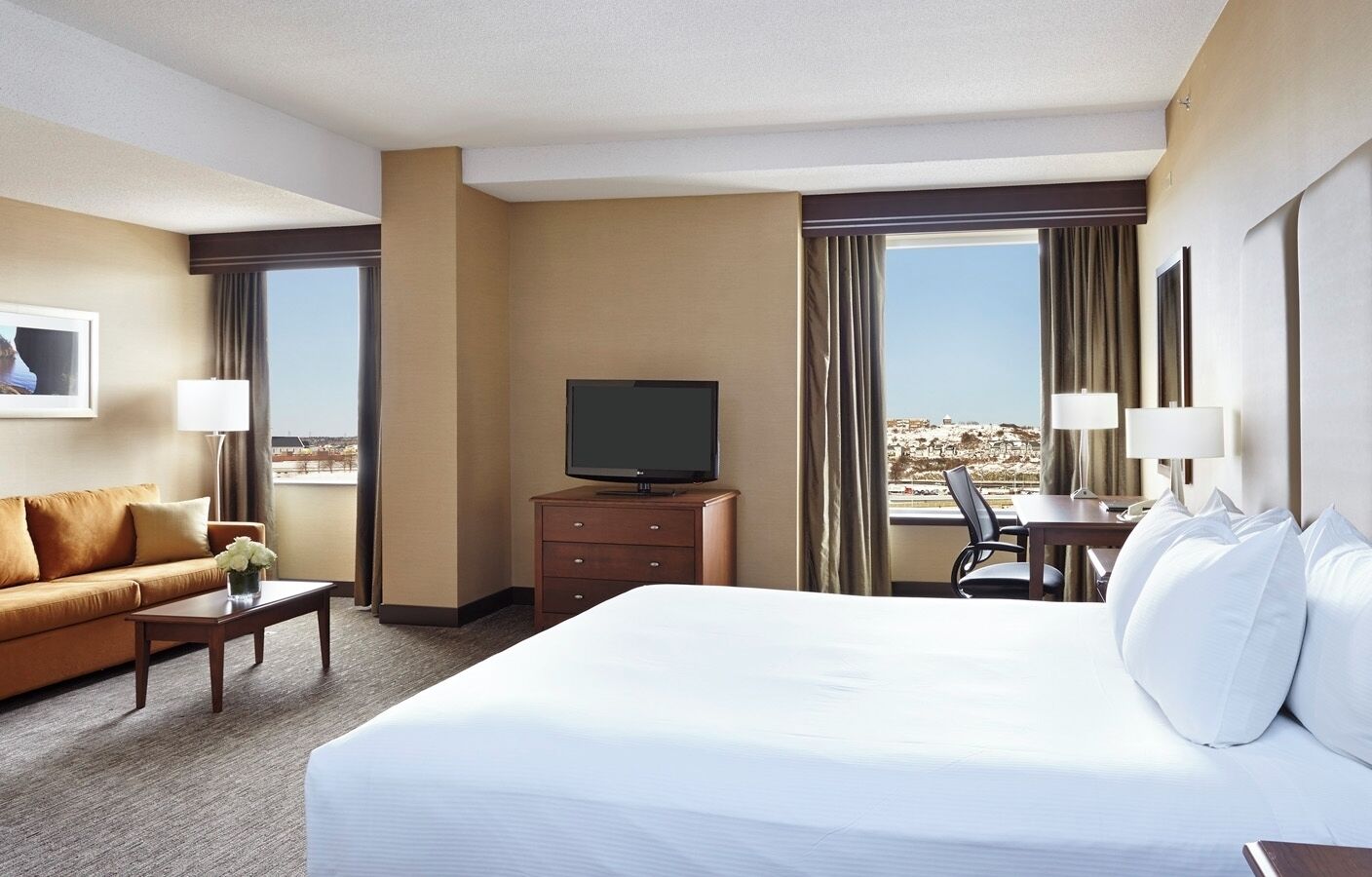 Estudi en suite júnior, 1 llit de matrimoni gran i sofà llit, no fumadors, vistes a la ciutat | Roba de llit d'alta qualitat, caixa forta a l'habitació i escriptori 