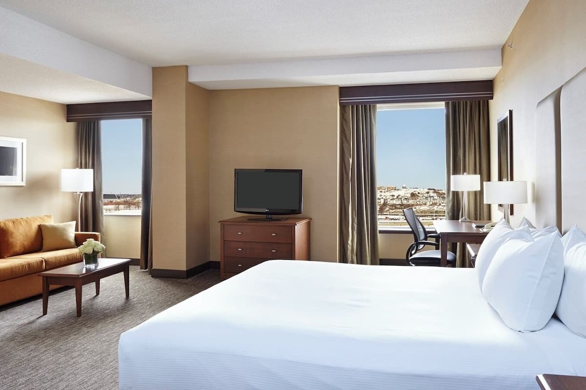 Estudi en suite júnior, 1 llit de matrimoni gran i sofà llit, no fumadors, vistes a la ciutat | Roba de llit d'alta qualitat, caixa forta a l'habitació i escriptori