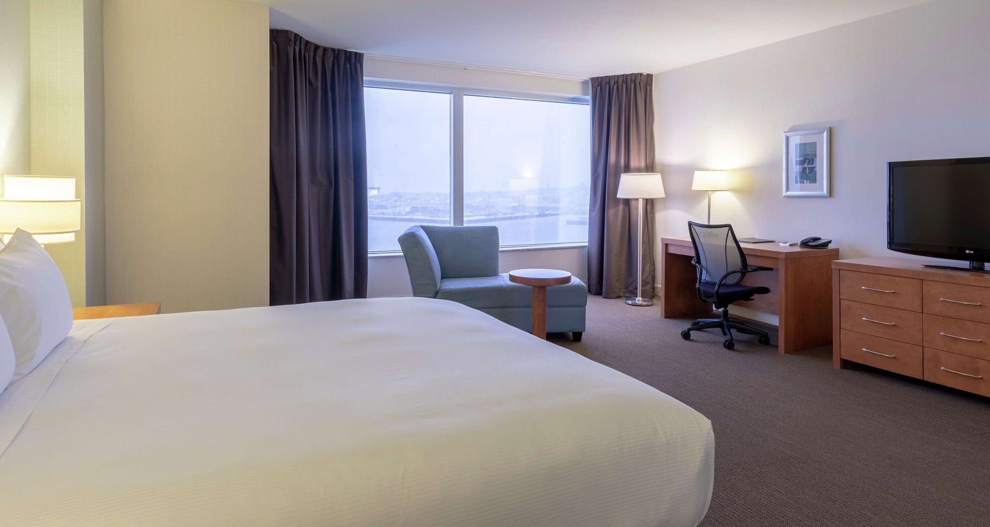 Literie de qualité, coffre-fort, bureau