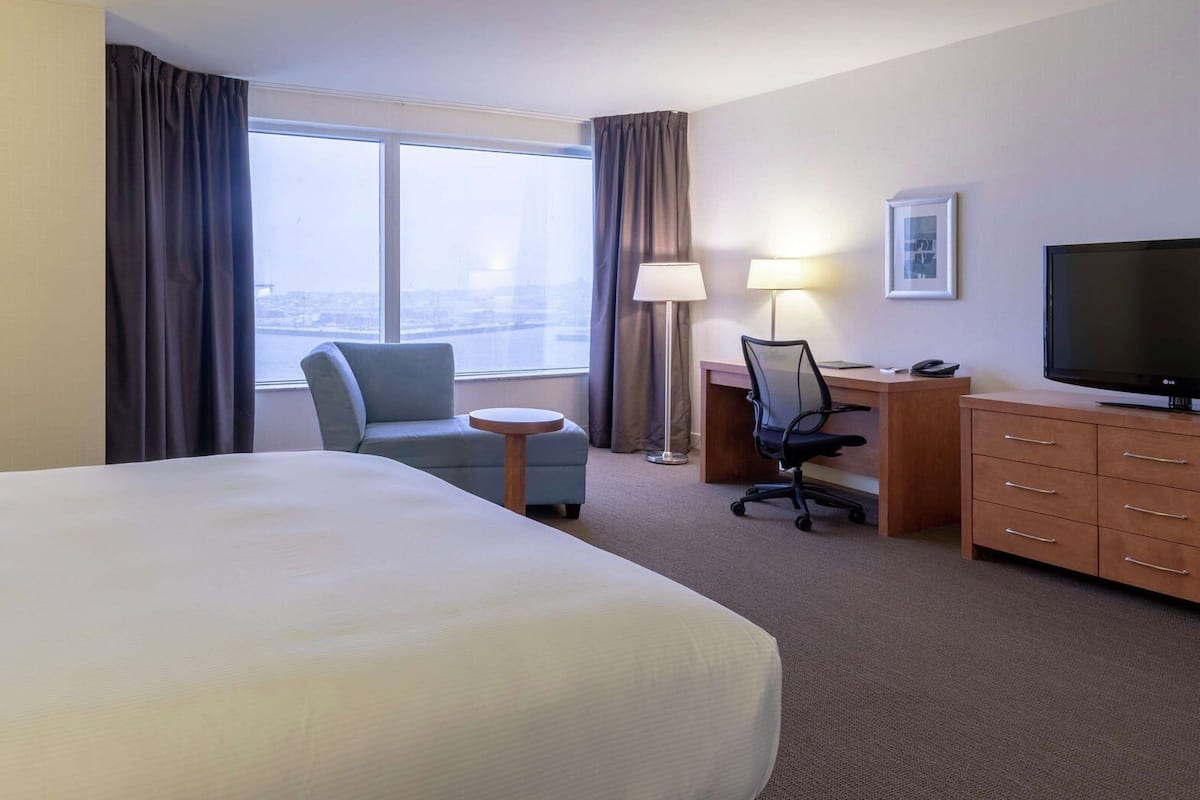 Literie de qualité, coffre-fort, bureau