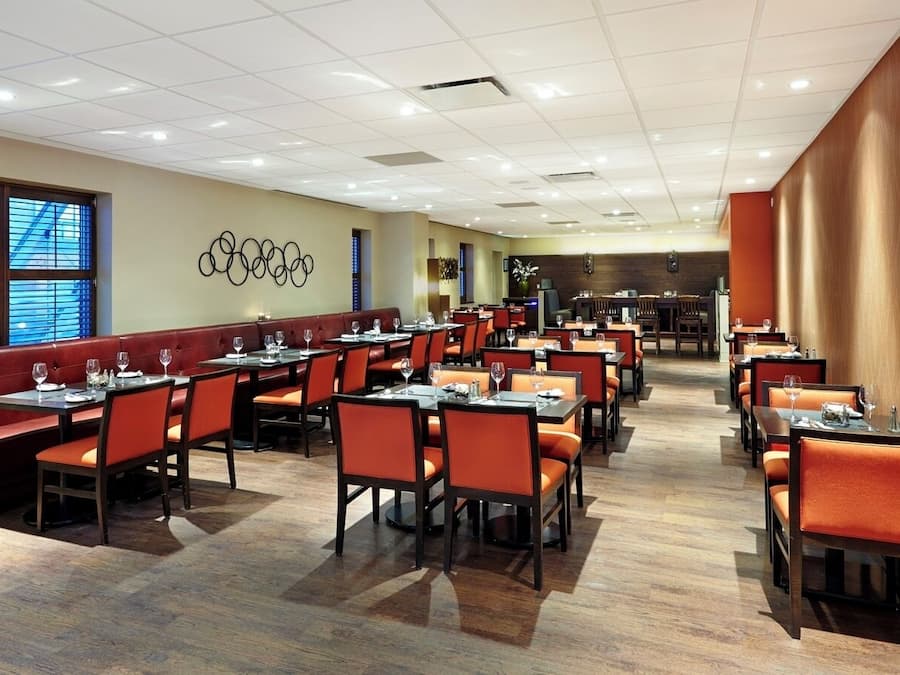 Serveert ontbijt, lunch, diner, buitendiner