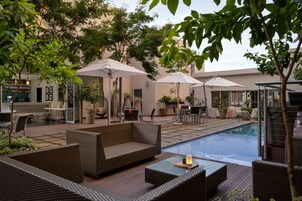 Una piscina al aire libre, sombrillas