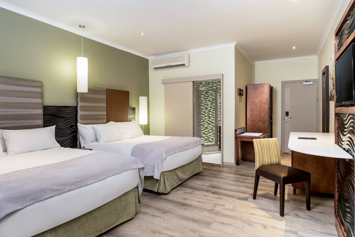 Family Room, 2 Katil Kelamin (Double) | Peralatan tempat tidur premium, katil Select Comfort, bar mini 