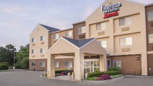 Un hôtel Fairfield Inn & Suites Marriott, composé d’un bâtiment à deux étages, d’une entrée abritée et d’un parking.
