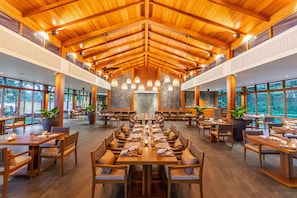 Hi ha 3 restaurants amb plats de cuina internacional