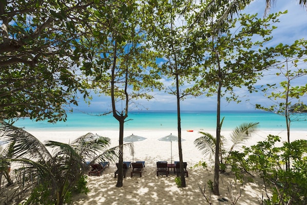 Privatstrand, weißer Sandstrand, Liegestühle, Sonnenschirme