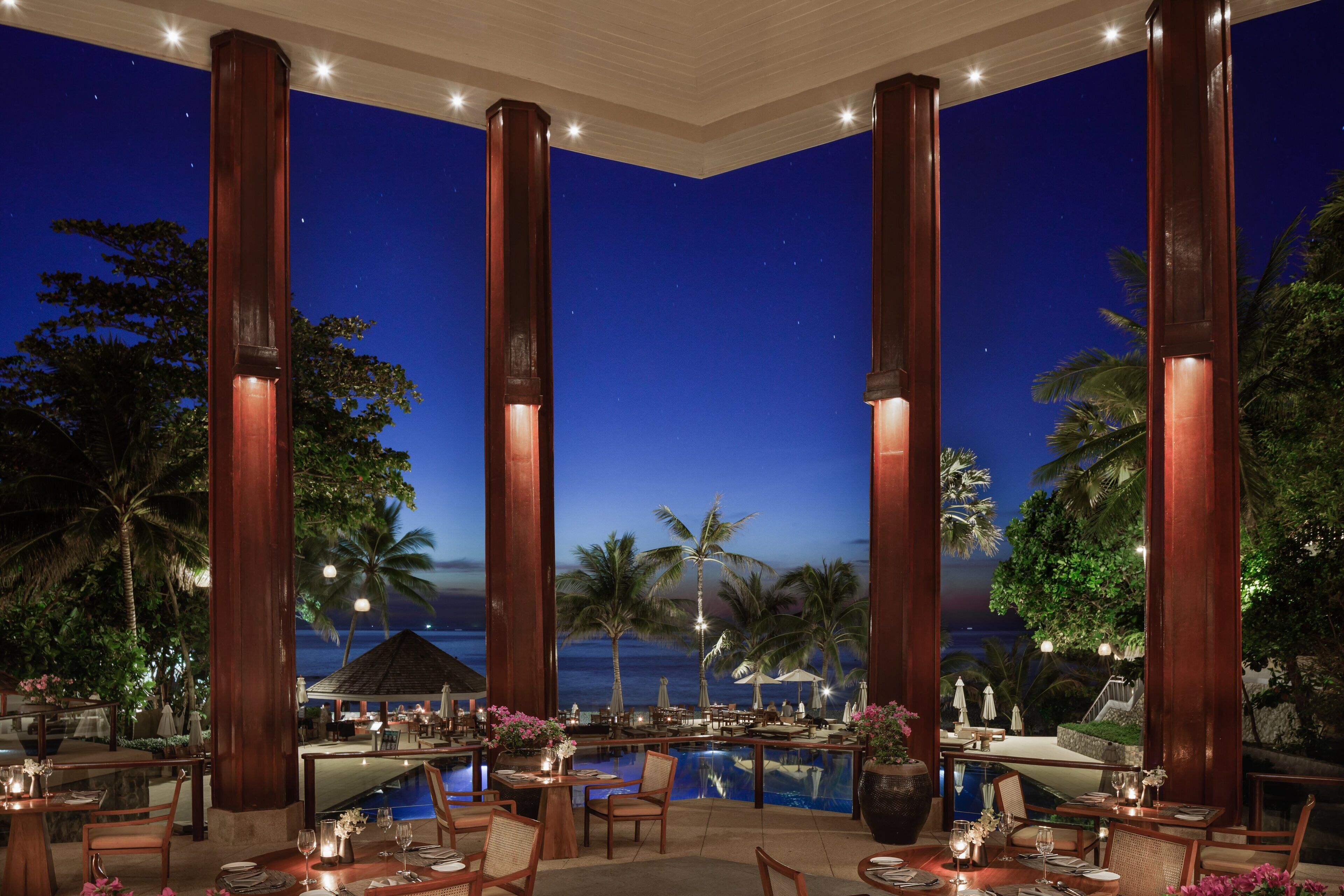 3 restaurants, breakfast, lunch, dinner served; international cuisine