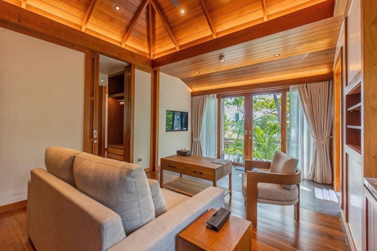 Living area | 32-inch LCD TV with satellite channels, TV