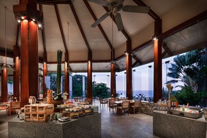 Petit déjeuner complet (1650 THB par personne)