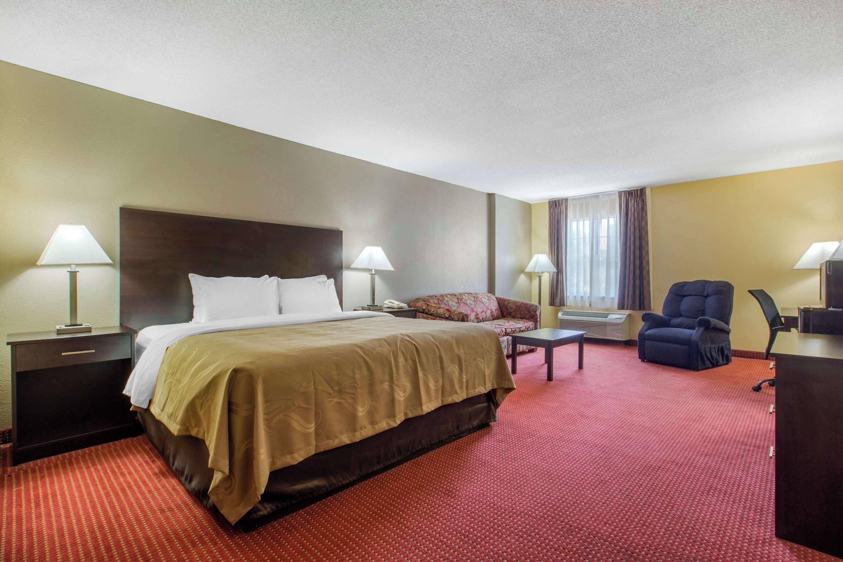 Schreibtisch, Verdunkelungsvorhänge, Bügeleisen/Bügelbrett