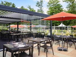 Se sirven almuerzos y cenas; cocina francesa; junto a la piscina