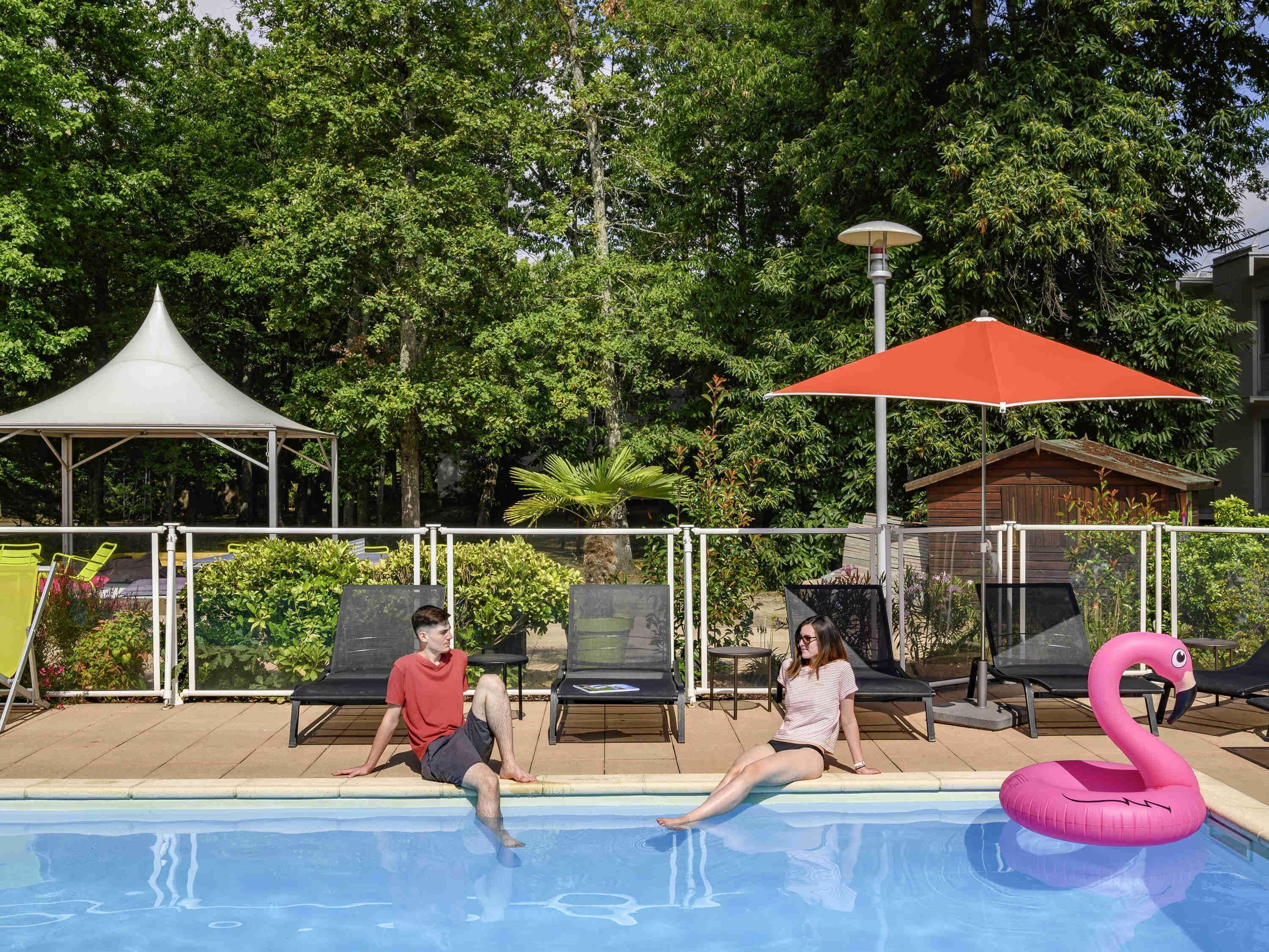 Piscine extérieure (ouverte en saison), parasols de plage