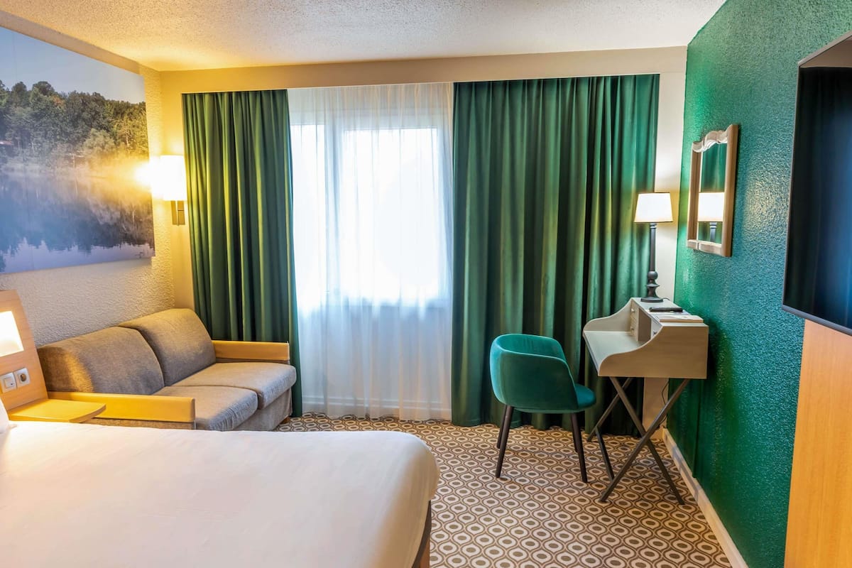 Classic Room, 1 Double Bed with Sofa bed | Premium bedding, in-room safe, desk, laptop workspace