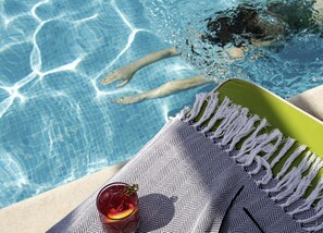 季节性开放的室外游泳池,池畔遮阳伞