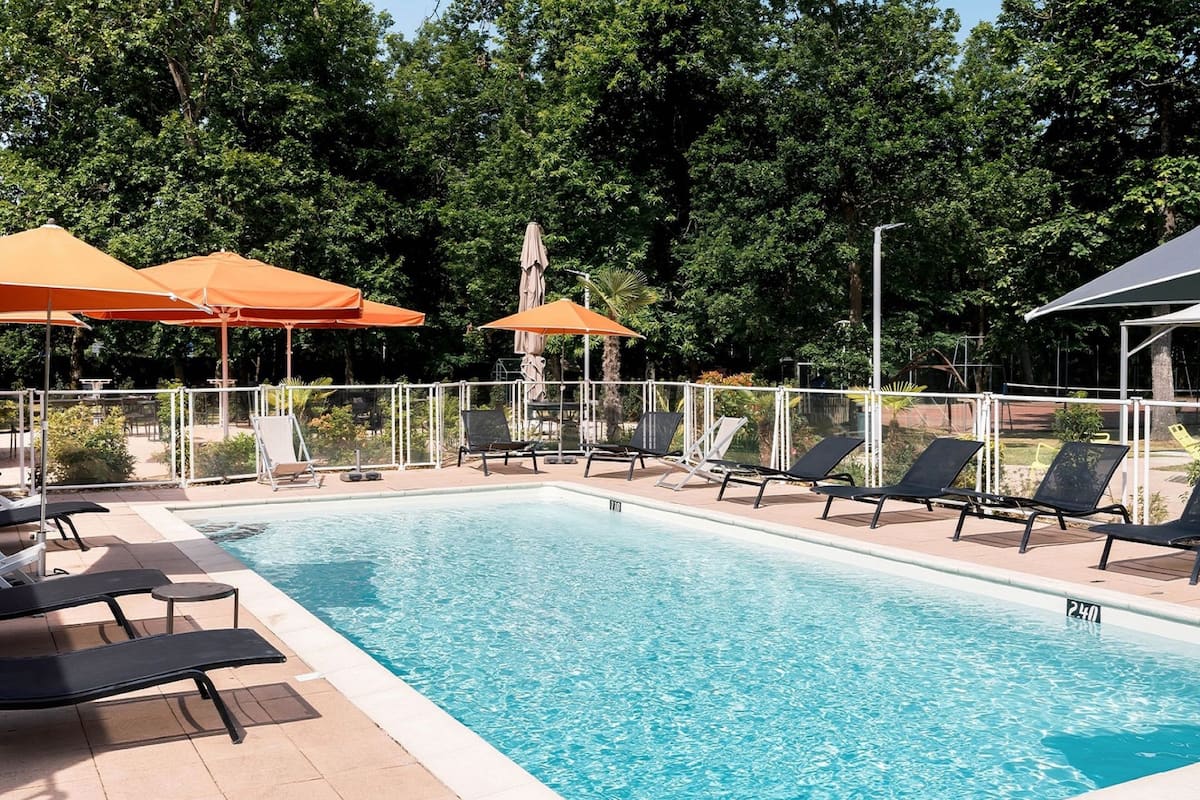 seasonal outdoor pool, pool umbrellas