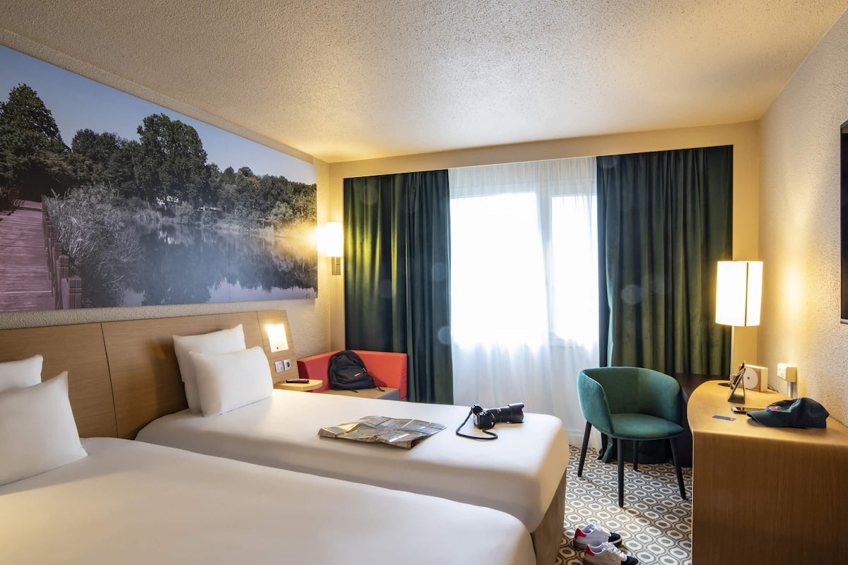 premium bedding, in-room safe, desk, laptop workspace