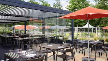 Déjeuner, dßner et brunch servis sur place, vue sur la piscine